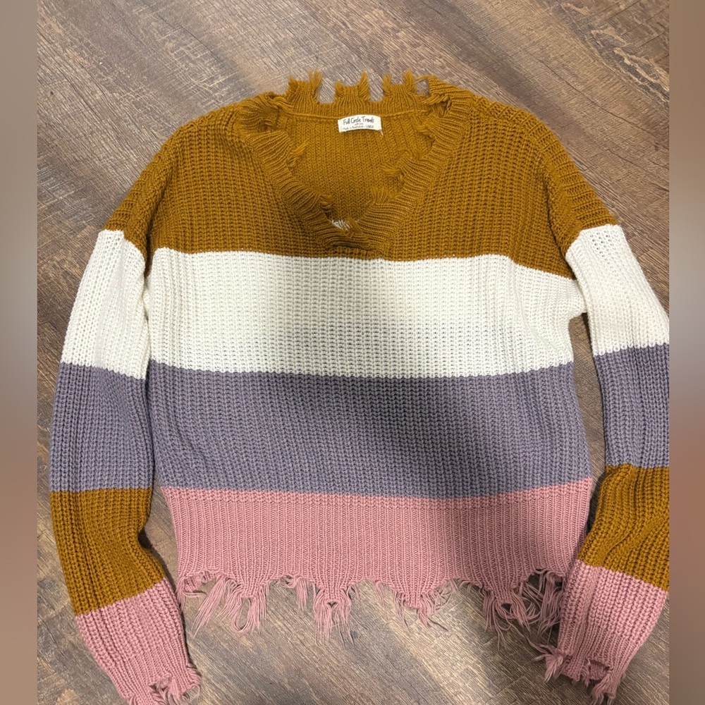 Stylish V-Neck Sweater with Fringe Hem